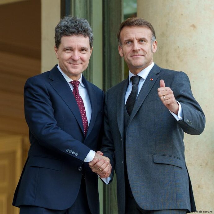 Pro-EU Romanian President Nicuşor Dan and French President Emmanuel Macron